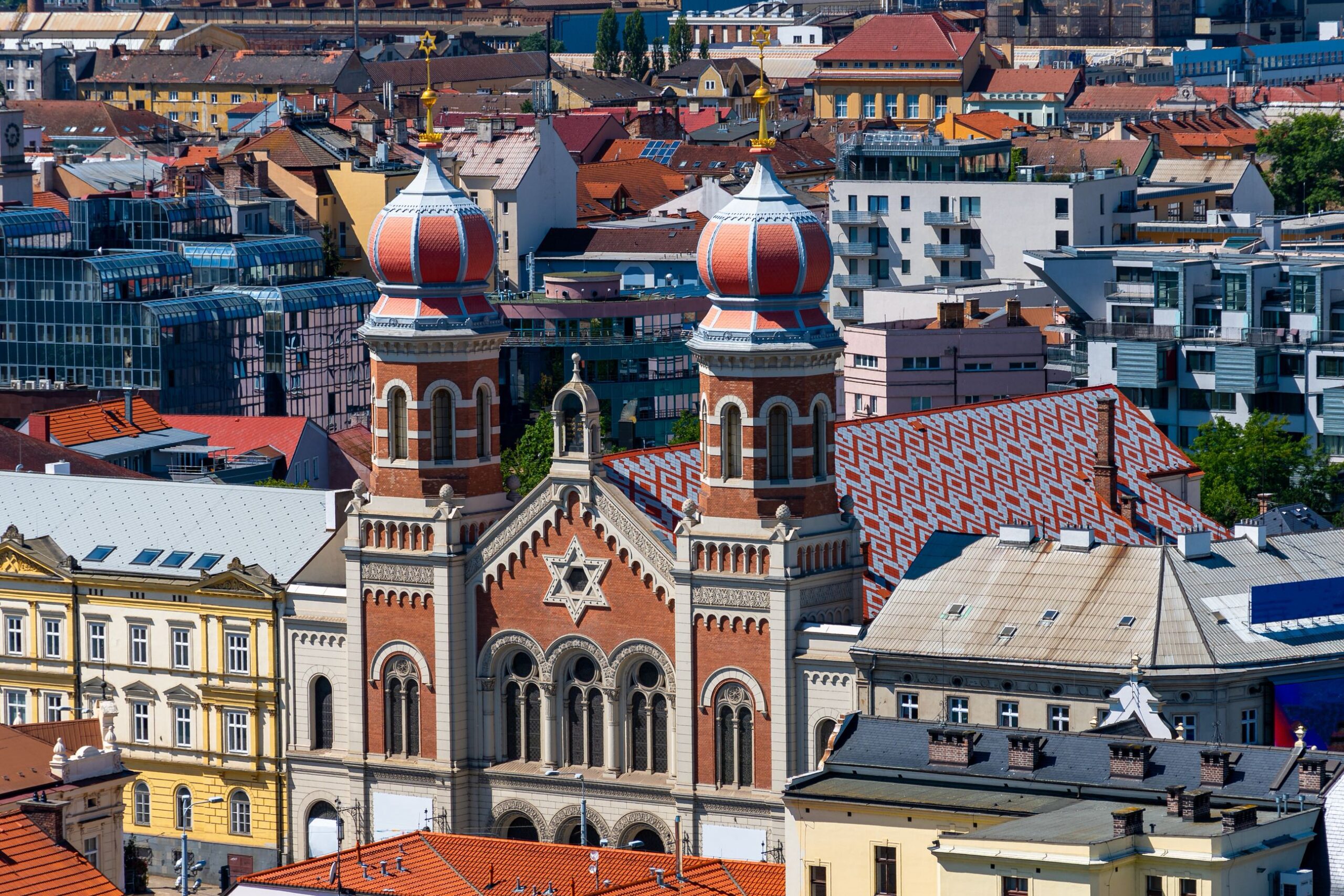 Die große Synagoge in Pilsen ist bekannt für seine große Fassade und reiche Kulturgeschichte.
