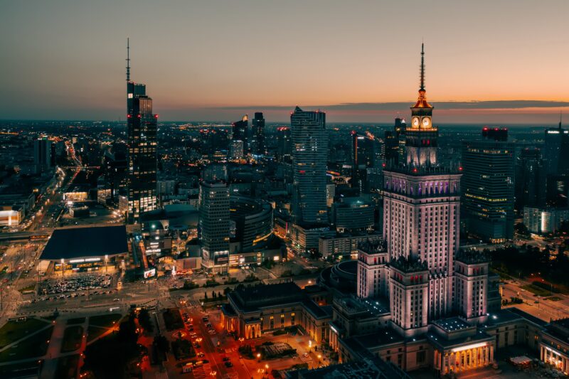 Warschaus Skyline bei Nacht